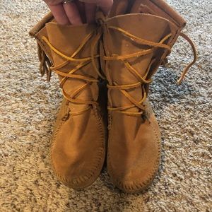 Minnetonka Moccasins Double Fringe Tramper Boot